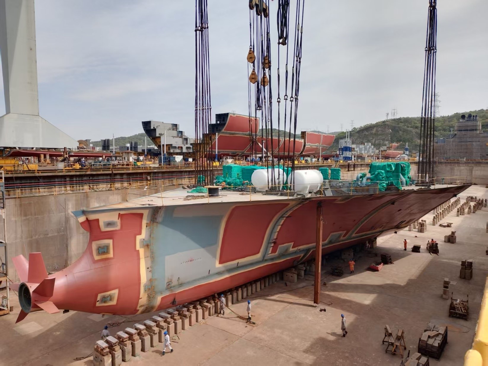 常石造船中國(guó)基地，以全球首艘甲醇燃料 5900TEU 型集裝箱運(yùn)輸船挑戰(zhàn)嶄新的未來(lái)